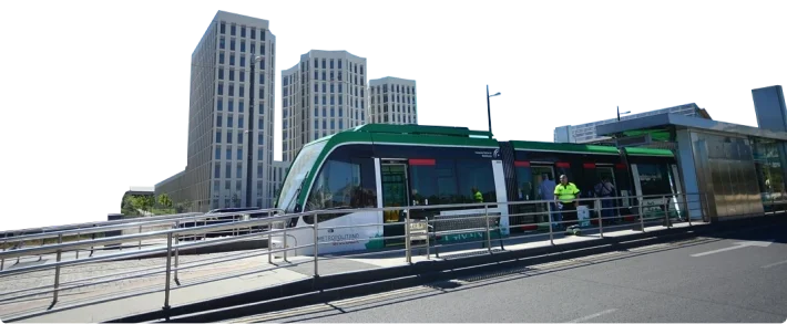 Metro de Granada en la parada del PTS